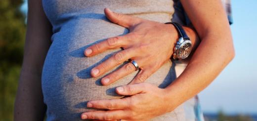 Če želijo znanci pobožati nosečniški trebušček, ali se splača zavrniti in ali lahko to naredi mati sama?