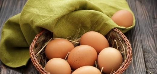 Скільки грам білка в одному сирому та вареному курячому яйці?